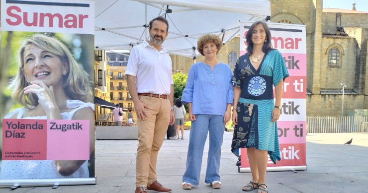 Los candidatos de Sumar Joserra Becerra, Pilar Garrido y Miren Echeveste en un acto en San Sebastián