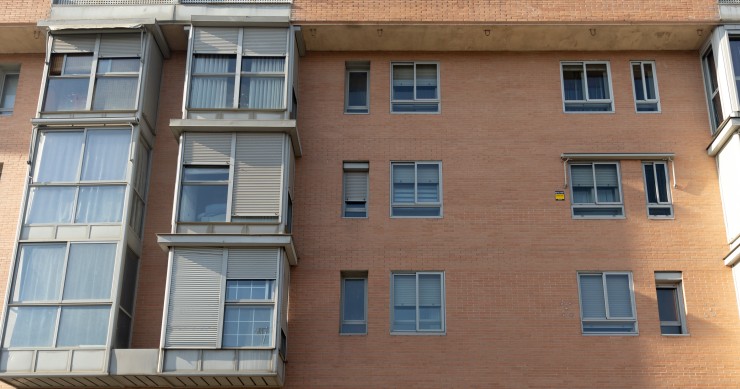 Archivo - Vista de un cartel en venta en un edificio, en Madrid (España).