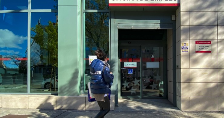 Una joven se acerca a una oficina de empleo