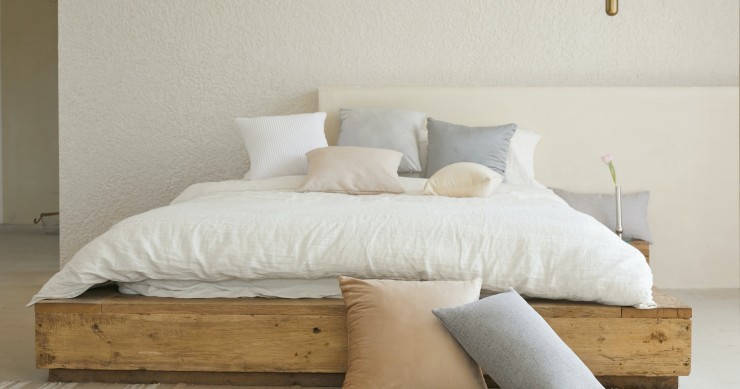 ¿Cómo orientar la cama para dormir mejor?