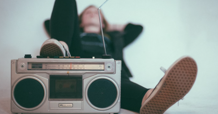 Chica escuchando música