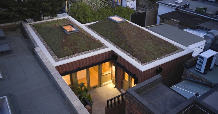A tiny house in London that gains spaciousness thanks to its original pyramid-shaped roof