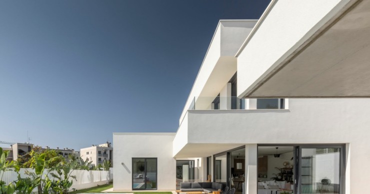 Une maison passive design à Sitges qui consomme moins d’énergie qu’elle n’en génère