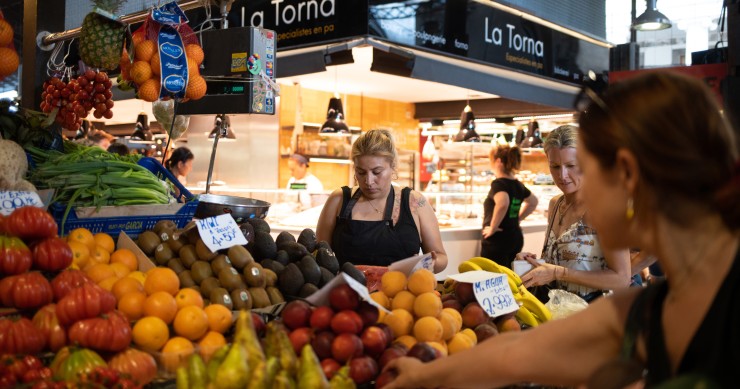 Archivo - Una persona compra en el mercado de la Boquería.