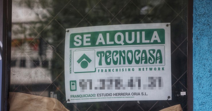 Un cartel de "se alquila"