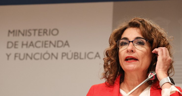 Archivo - La ministra de Hacienda y Función Pública, María Jesús Montero, ofrece una rueda de prensa en la sede del Ministerio, a 30 de marzo de 2023, en Madrid (España). 