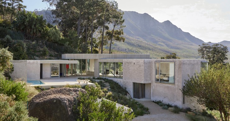 Su diseño escalonado dialoga con el paisaje montañoso de su alrededor