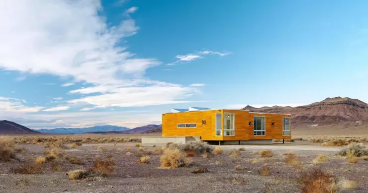 Una casa prefabbricata nella Death Valley, una delle zone più calde del mondo