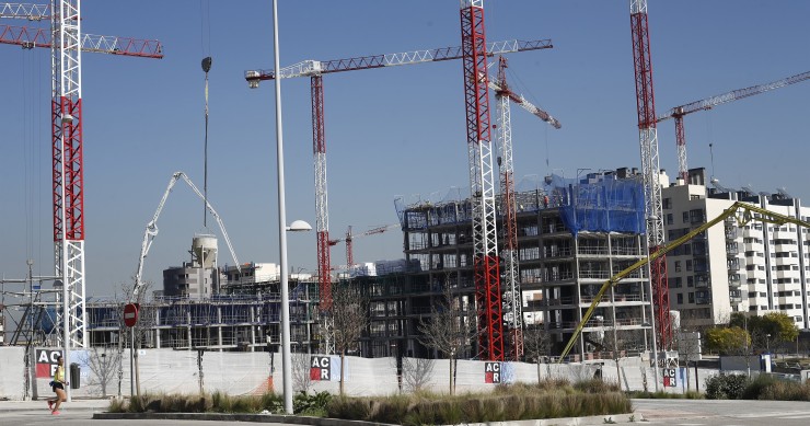 Archivo - Imagen de archivo de viviendas en construcción
