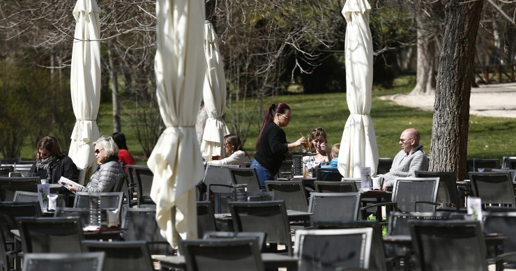 Archivo - Una camarera atendiendo una mesa en una terraza