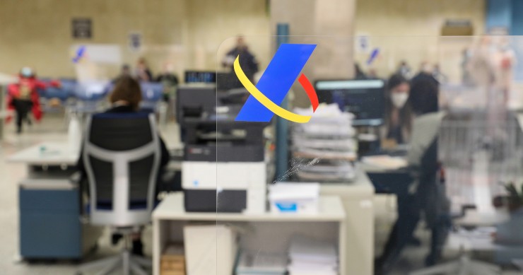 Archivo - Varios empleados trabajan en una oficina de la Agencia Tributaria.