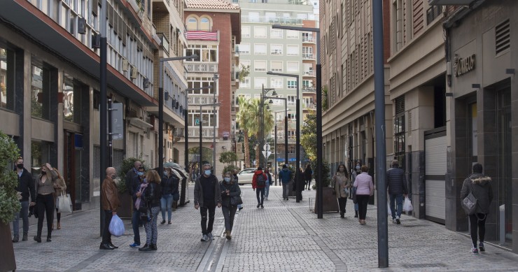 Transeúntes caminan por la calle en Logroño