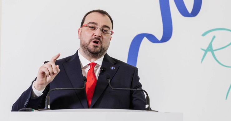 Archivo - El presidente de Asturias, Adrián Barbón, protagoniza un desayuno informativo de Prensa Ibérica, en The Westin Palace, a 16 de marzo de 2023, en Madrid (España).