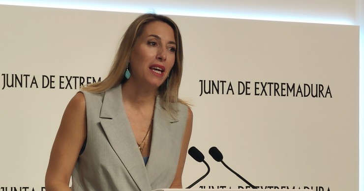 La presidenta de la Junta de Extremadura, María Guardiola, en la sala de prensa.