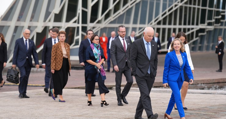 El presidente de la Autoridad Bancaria Europea (EBA), José Manuel Campa (2d) y la vicepresidenta primera y ministra de Asuntos Económicos y Transformación Digital en funciones, Nadia Calviño (1d) a su llegada a la reunión del Consejo en su formación de As