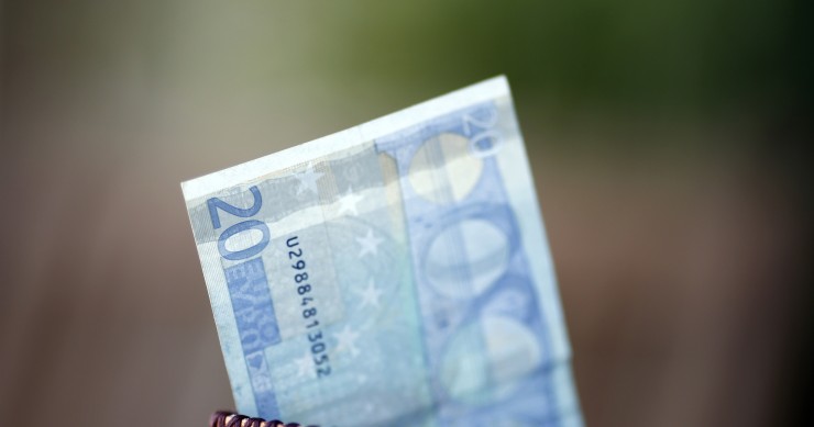 Archivo - Billetes, monedas, euros, euro, dinero