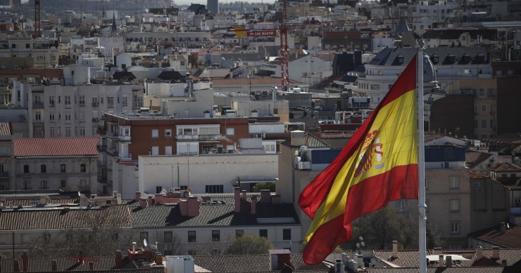 Archivo - La bandera de España en una visual de los tejados de Madird desde la Torre Colón. 