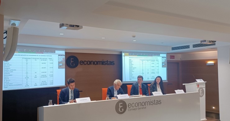Uis del Amo, Valentín Pich, Rubén Gimeno y Raquel Jurado durante la presentación del informe titulado 'Tributación de la riqueza: estado de la cuestión'.