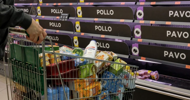 Un cliente realizando la compra en un supermercado 