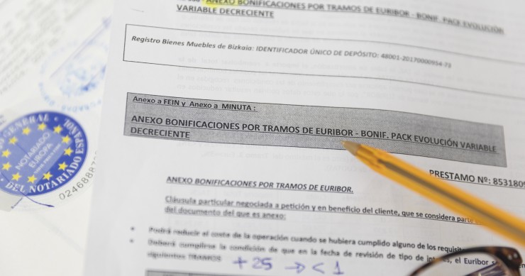 Documentación para la firma de una hipoteca, a 15 de marzo de 2023, en Madrid (España)