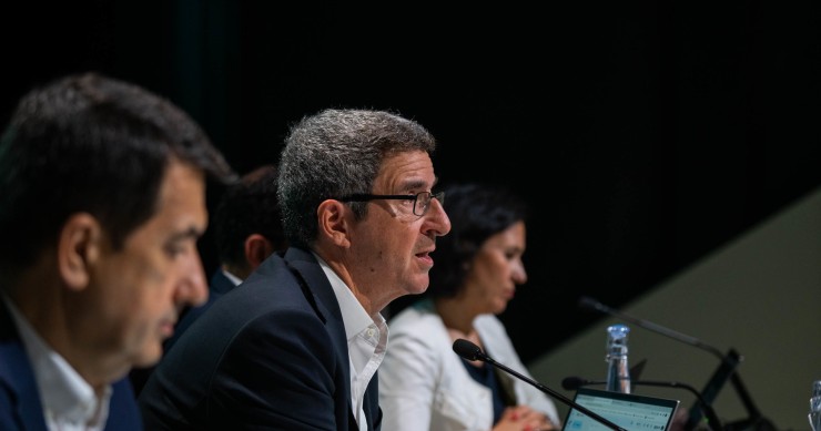 Archivo - El director de BBVA Research y economista jefe de Grupo BBVA, Jorge Sicilia (2i).