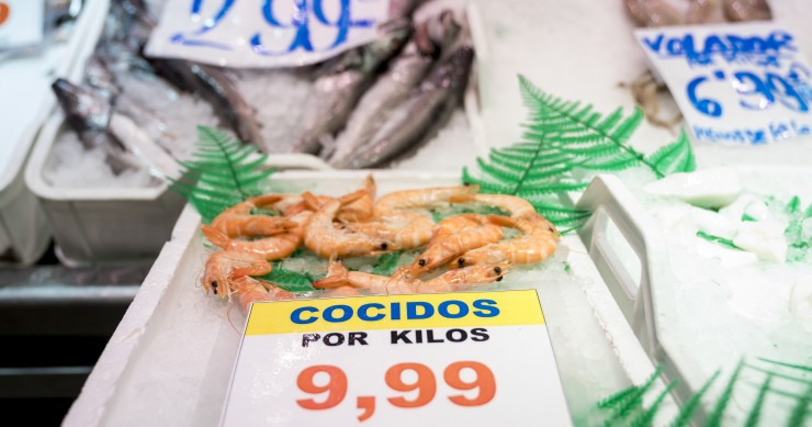 Archivo - Precios en una pescadería