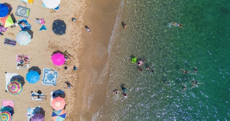 Archivo - Numerosas personas disfrutan de un día de playa en la Costa Brava, a 30 de julio de 2023, en Tossa de Mar, Girona, Cataluña (España). 