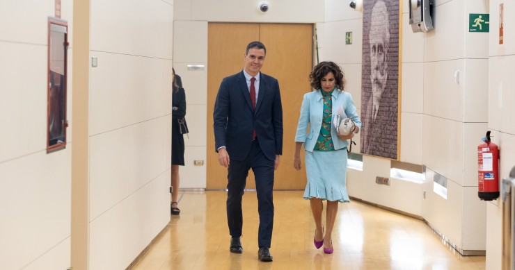 La ministra de Hacienda y Función Pública en funciones, María Jesús Montero y el presidente del Gobierno en funciones, Pedro Sánchez a su llegada a su ronda de contactos