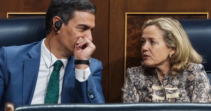 El presidente del Gobierno en funciones, Pedro Sánchez, y la vicepresidenta primera en funciones y ministra de Asuntos Económicos y Transformación Digital, Nadia Calviño.