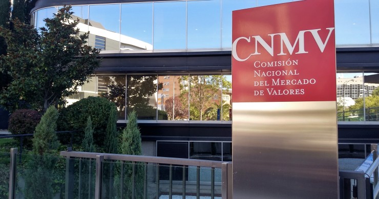 Archivo - Edificio sede de la Comisión Nacional del Mercado de Valores (CNMV) en Madrid. Logo CNMV