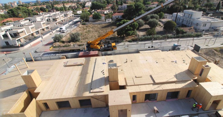 Primera planta de estructura de madera completada en la promoción Fioresta de Aedas Homes en San Juan de Alicante