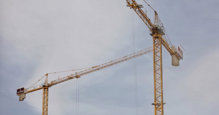 Archivo - Una grúa de construcción