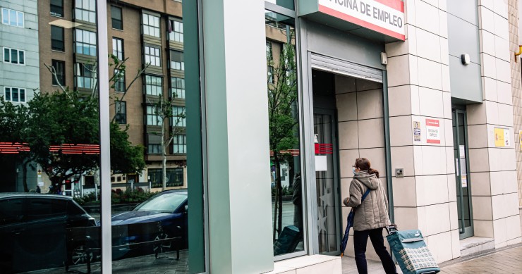 Archivo - Una mujer entra en una oficina de empleo