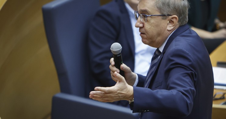 El conseller José Antonio Rovira, en la sesión de control en Les Corts