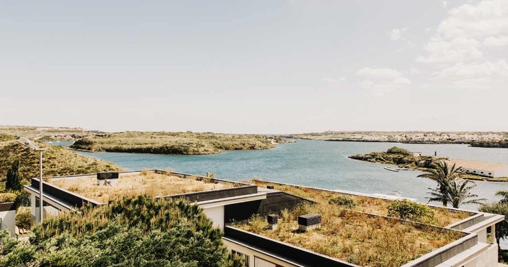 Casa diseñada por el estudio en Mahón, Menorca, con un techo vegetal