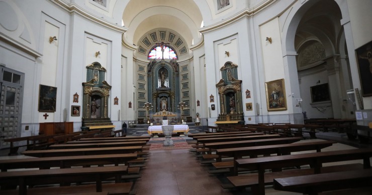 Archivo - Interior de una Iglesia en Madrid.