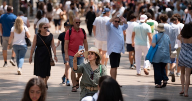 Archivo - Varias personas pasean por Las Ramblas