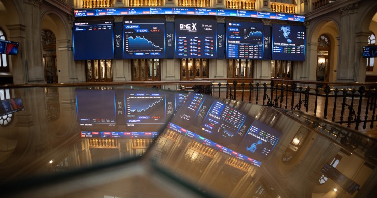 Un panel del Ibex 35, en el Palacio de la Bolsa, a 25 de octubre de 2023, en Madrid (España).