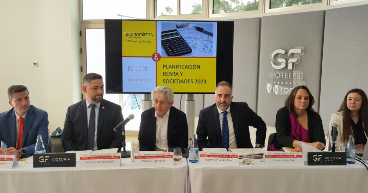 Rubén Gimeno, secretario técnico del REAF; Samuel Cruz, decano del Ilustre Colegio Oficial de Titulados Mercantiles y Empresariales de Santa Cruz de Tenerife; Valentín Pich, presidente del Consejo General de Economistas de España.