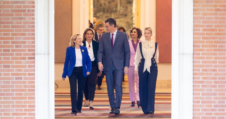 (I-D) En la primera fila, la vicepresidenta primera y ministra de Asuntos Económicos, Nadia Calviño; el presidente del Gobierno, Pedro Sánchez y la vicepresidenta segunda y ministra de Trabajo y Economía Social, Yolanda Díaz, y en la segunda fila, la vice