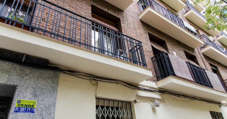 Archivo - Un cartel de 'Vende' de una inmobiliaria, en un portal del distrito de Arganzuela, a 14 de abril de 2023, en Madrid (España).