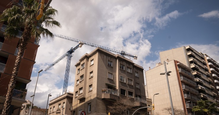 Archivo - Fachada de un edificio, a 25 de abril de 2023, en Barcelona, Catalunya (España). 