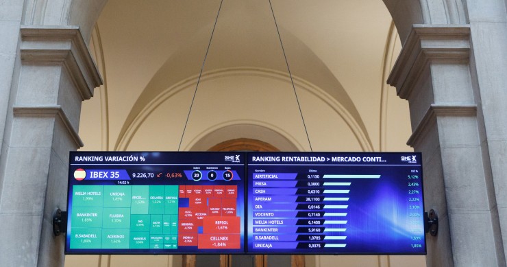 Archivo - Dos paneles del Ibex 35, en el Palacio de la Bolsa, a 7 de julio de 2023, en Madrid (España).