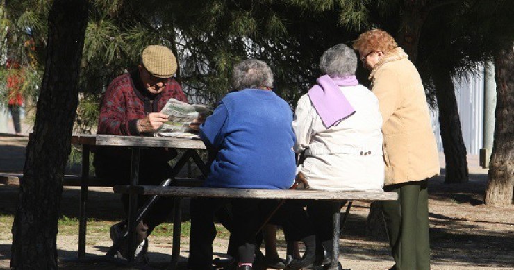 Archivo - Unos pensionistas en un parque