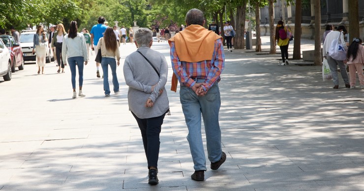 Archivo - Una pareja camina por Paseo del Prado, a 4 de junio de 2023, en Madrid (España).