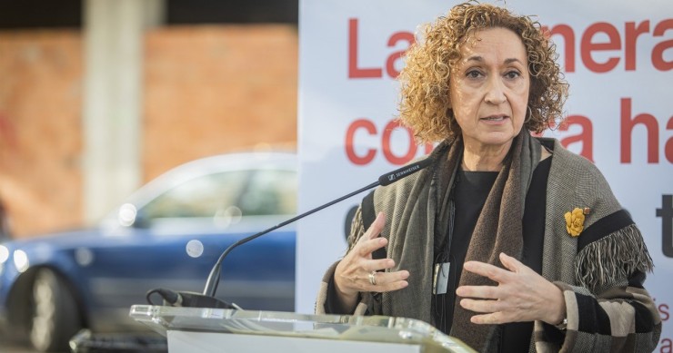 La consellera de Territorio de la GEneralitat, Ester Capella, durante el anuncio de la compra de viviendas este jueves en Vilanova i la Geltrú (Barcelona)