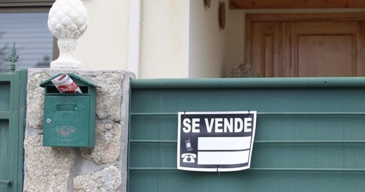 La compraventa de vivienda caerá un 10% en 2024 y el precio medio subirá un 3%, según las previsiones de la patronal Fadei. 