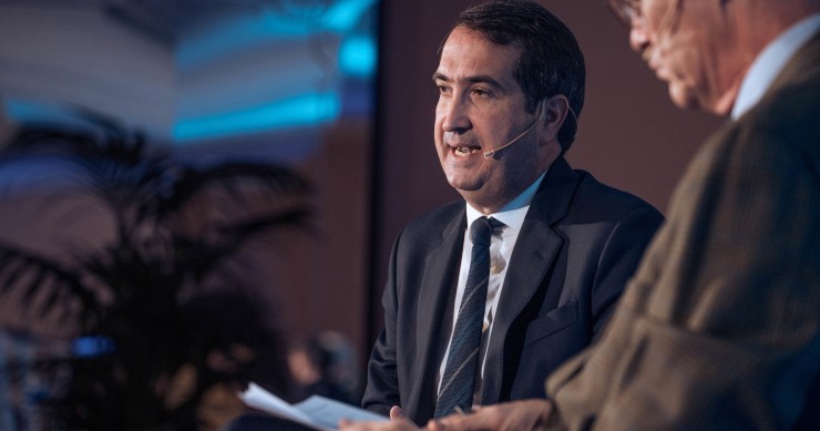 El country manager de España BBVA, Peio Belausteguigoitia (i), y el director de Información Económica de Prensa Ibérica, Martí Saballs (d),, a 4 de diciembre de 2023, en Madrid (España).