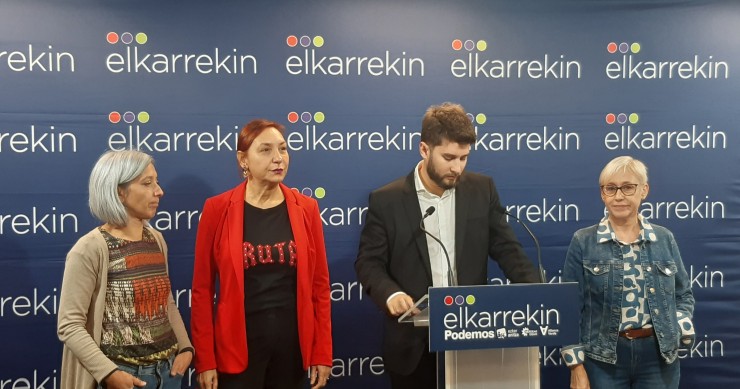 Eneritz de Madariaga, Carmen Muñoz, David Soto y Arantza González en rueda de prensa en la sede de Podemos en Bilbao.