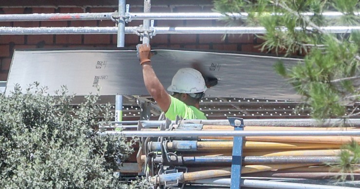 Archivo - Un trabajador de la construcción en una obra, a 2 de agosto de 2023, en Madrid (España). 